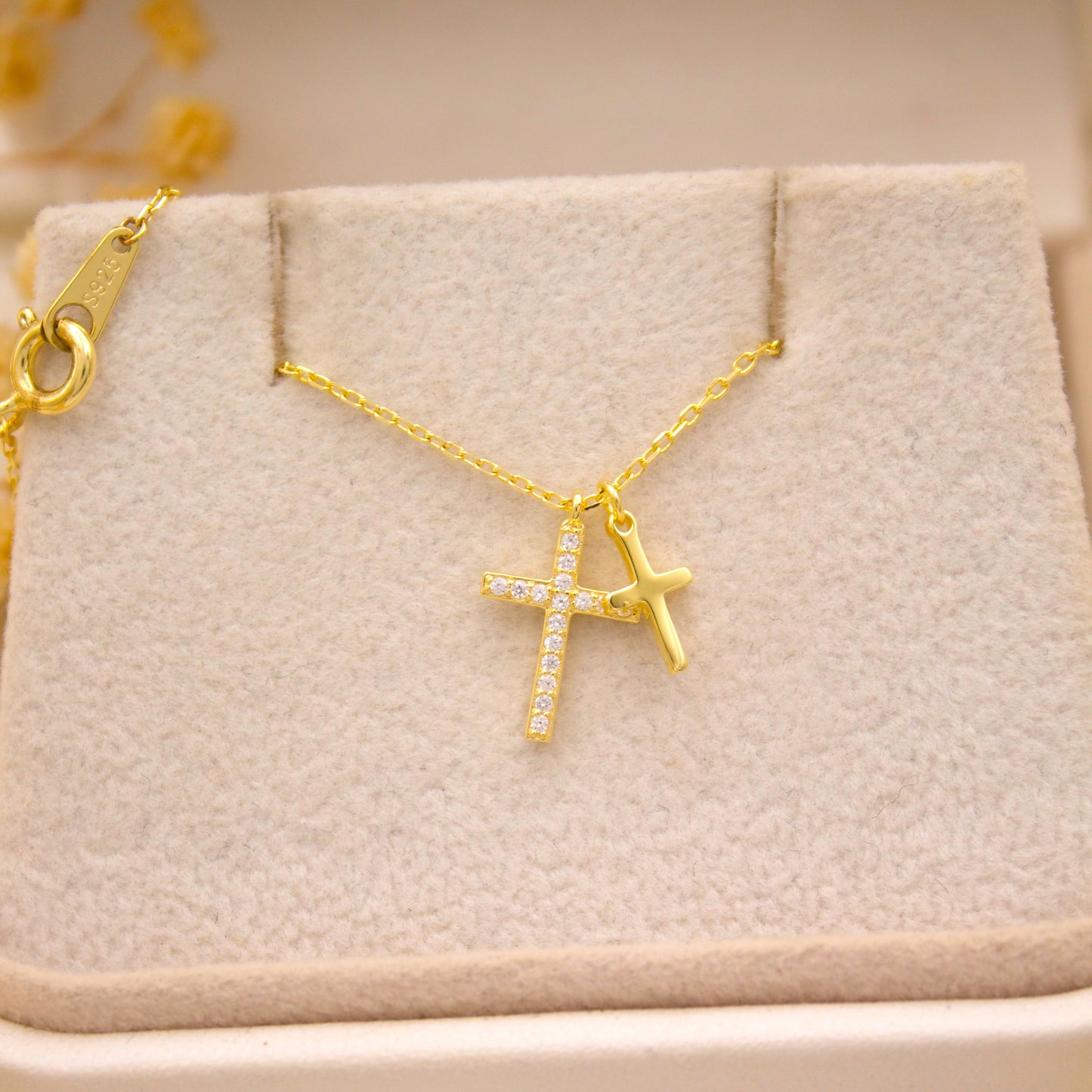 Veratis Cross Necklace