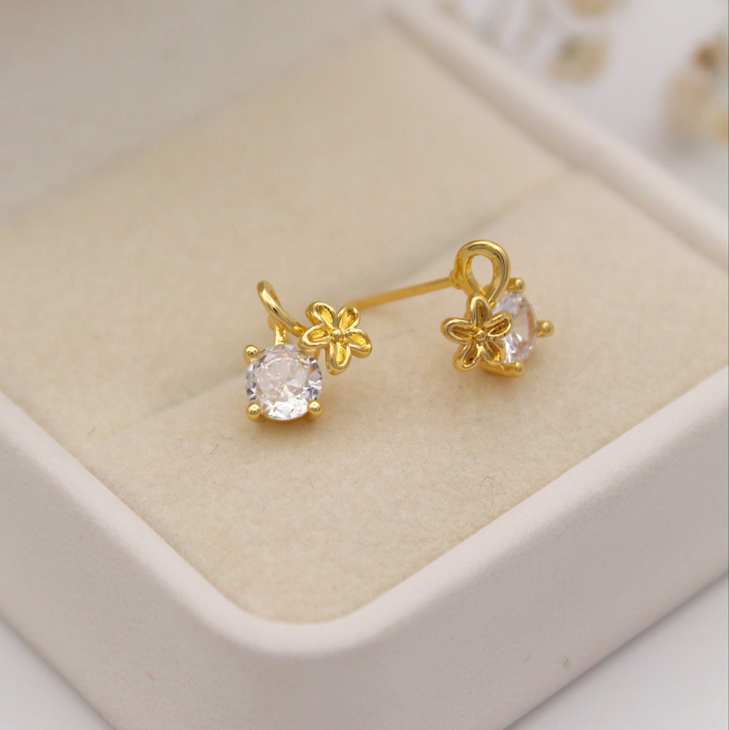 Avnie Stud Earrings