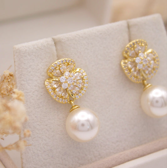 Sakyra Stud Earrings