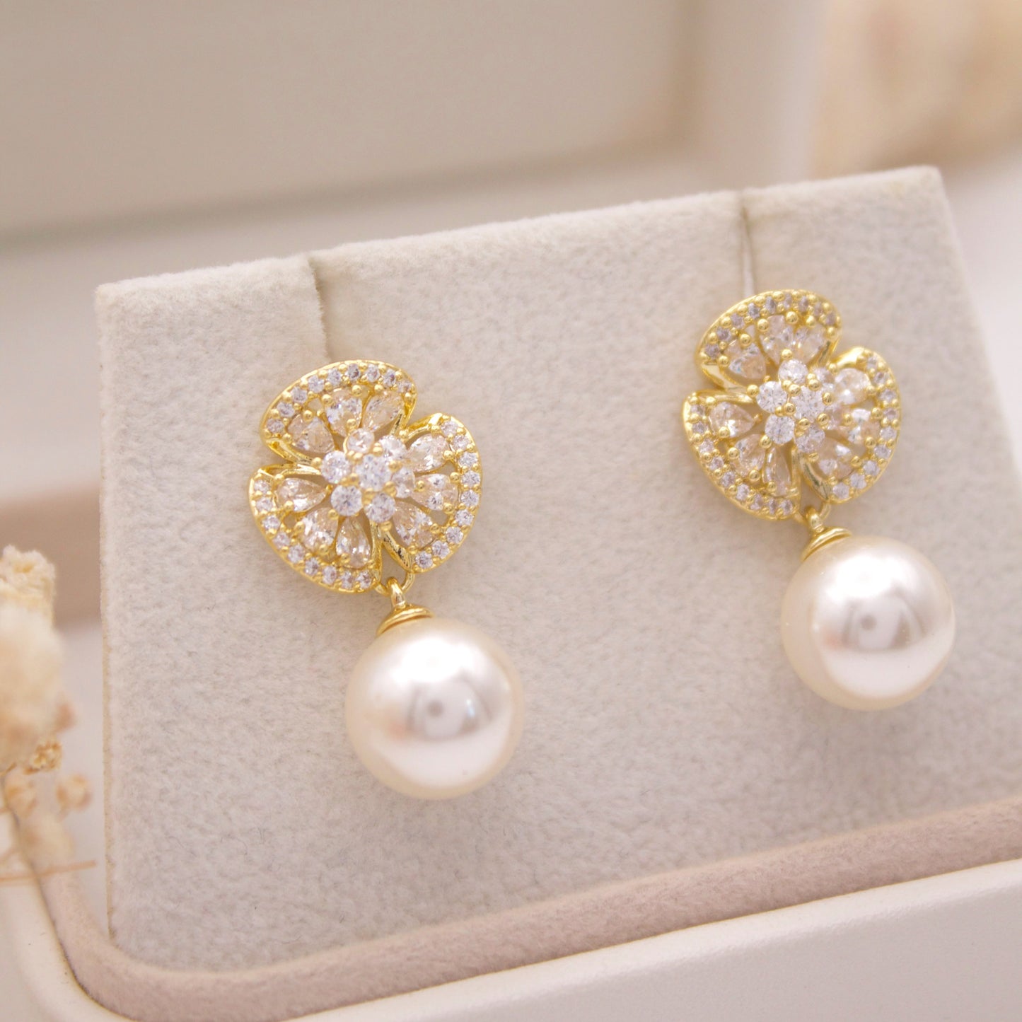 Sakyra Stud Earrings