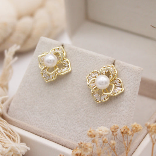 Alyssa Pearl Stud Earrings