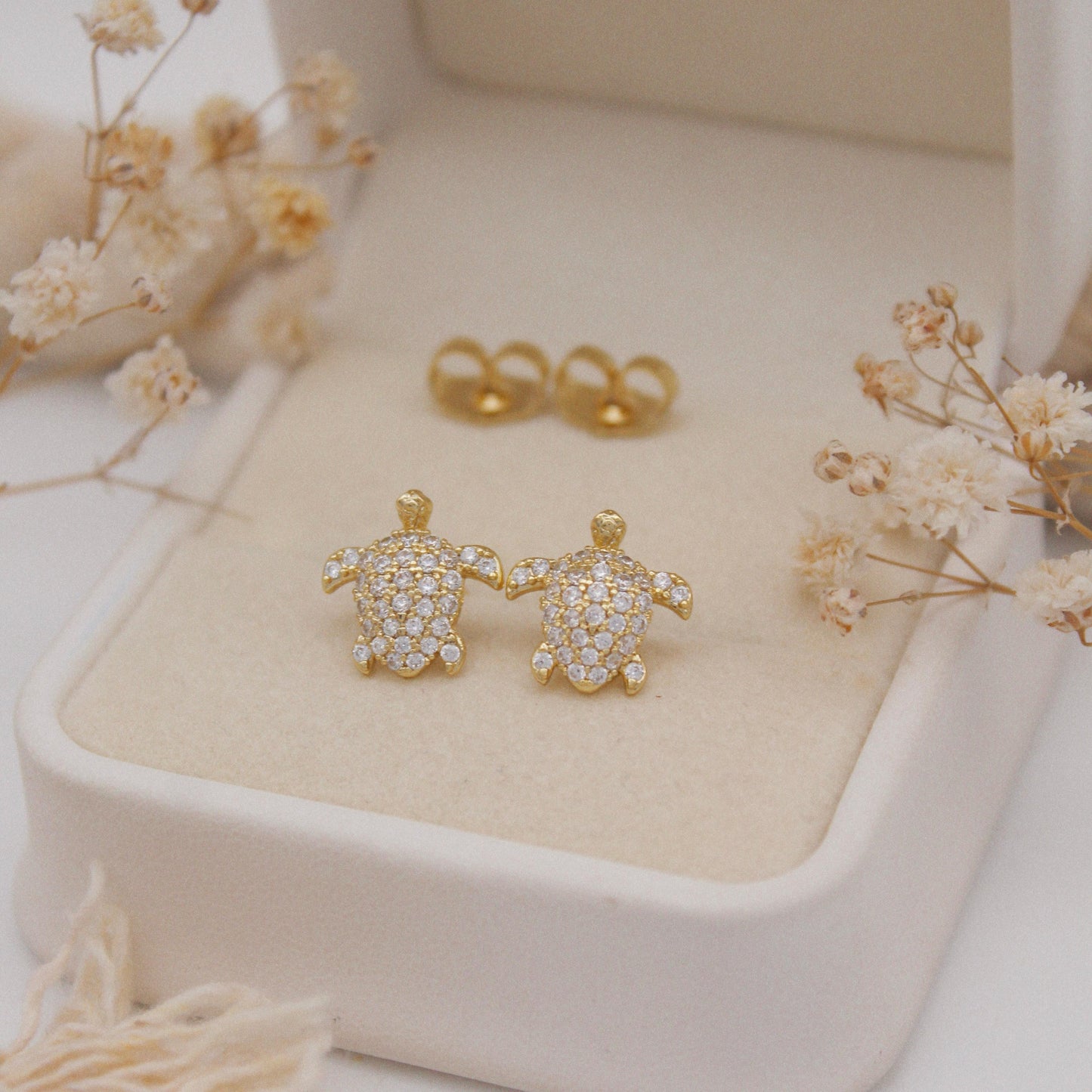 Chelora Stud Earrings