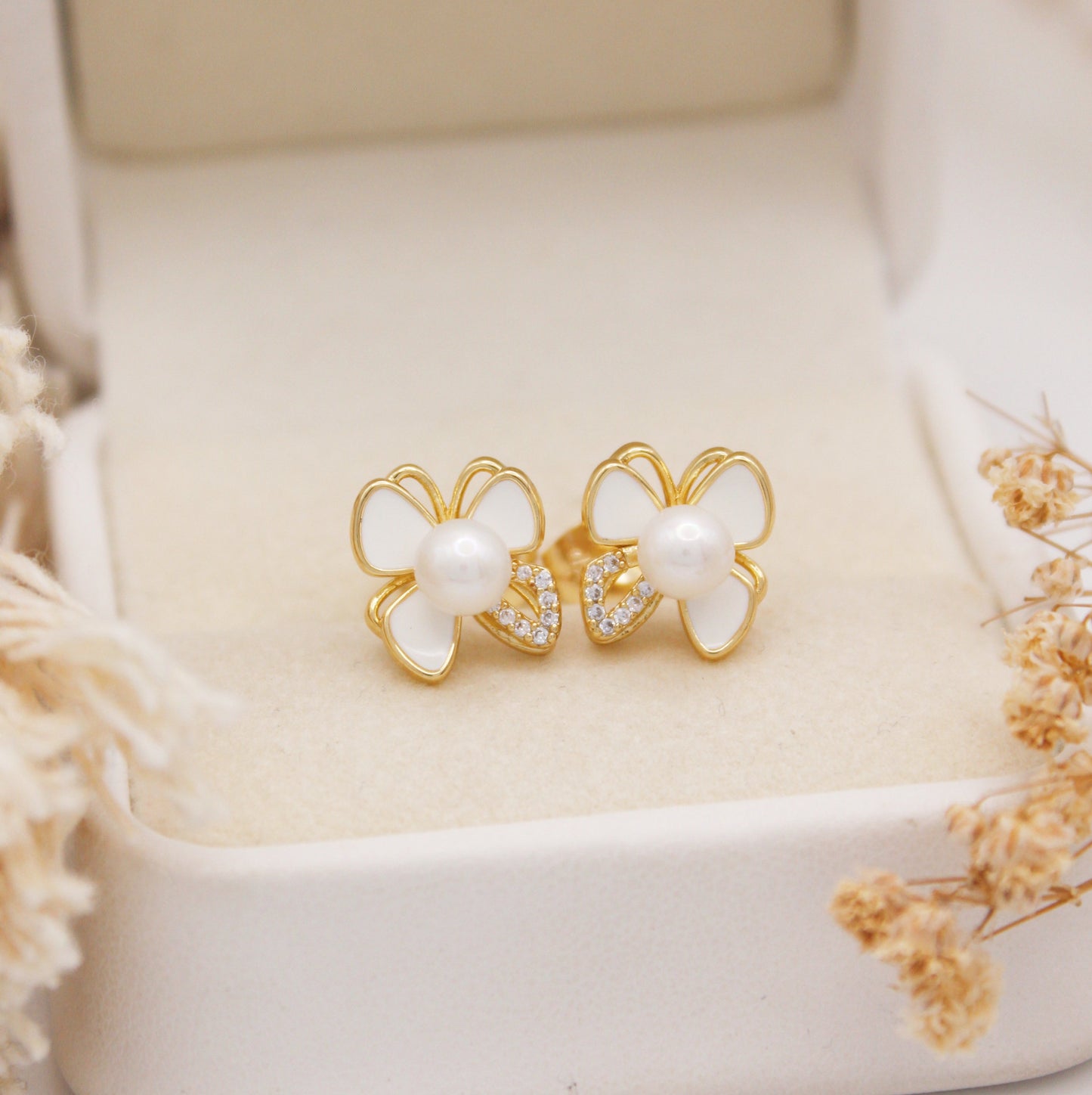 Luvine Pearl Stud Earrings