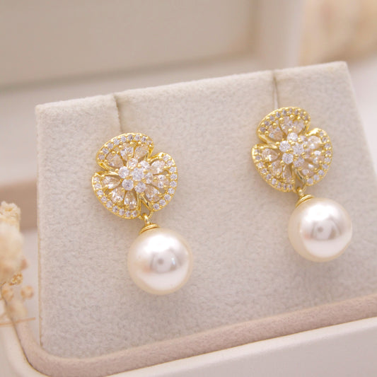 Sakyra Stud Earrings