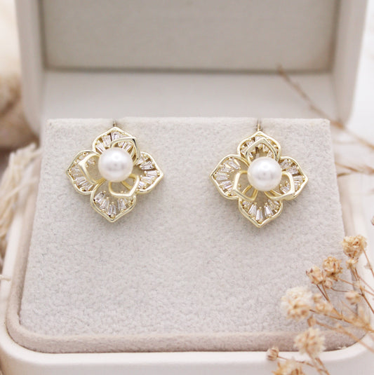 Alyssa Pearl Stud Earrings