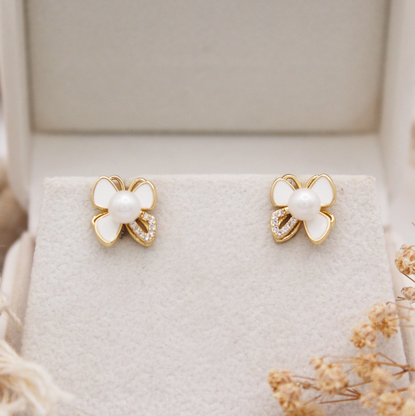 Luvine Pearl Stud Earrings